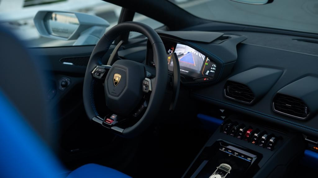 Grigio Lamborghini Huracan Evo Spyder in affitto a Abu-Dhabi 4