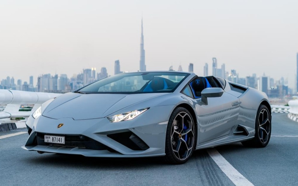 Grise Lamborghini Huracan Evo Spyder en location à Abu-Dhabi