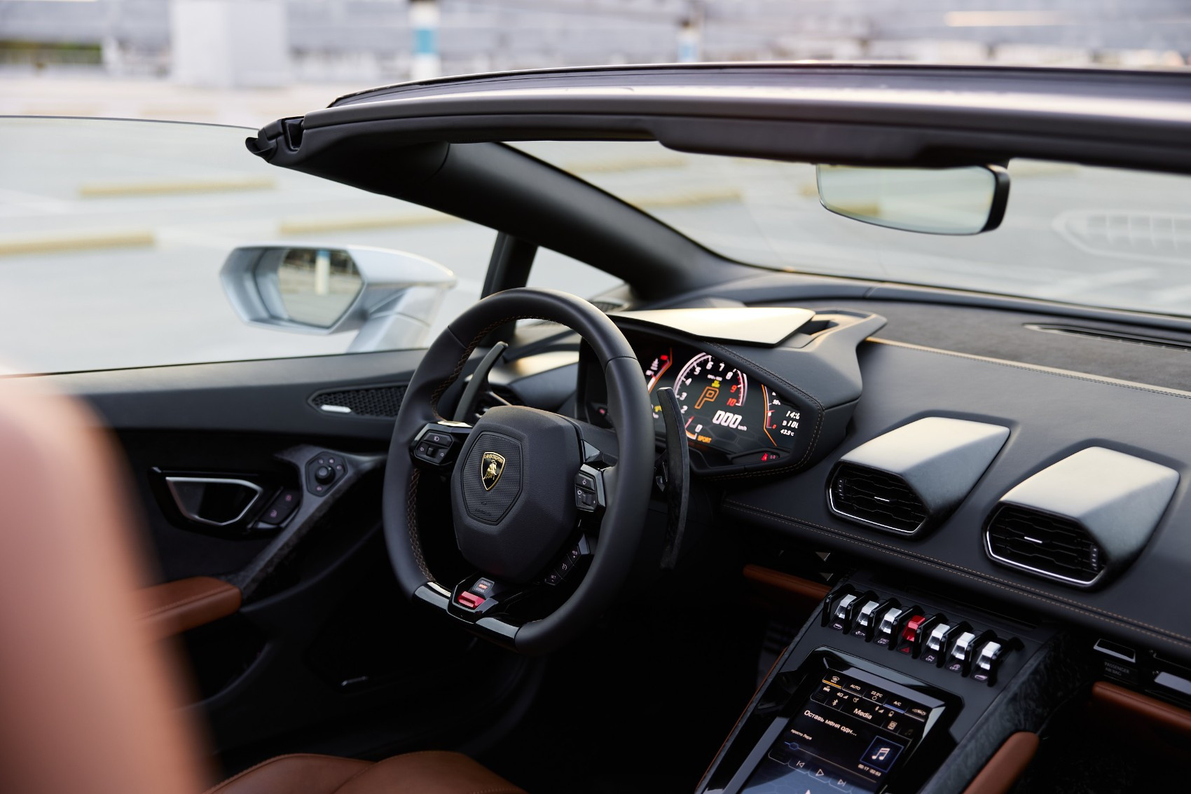 Grigio Lamborghini Huracan Evo Spyder in affitto a Sharjah 3