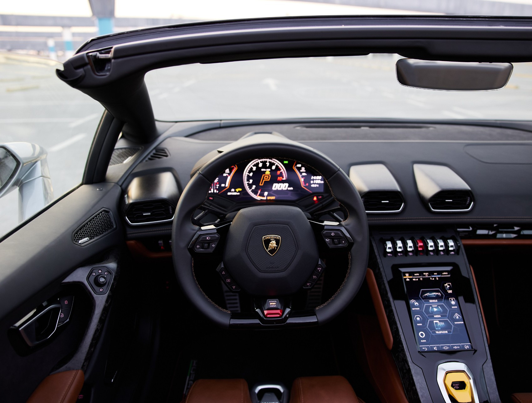 Grigio Lamborghini Huracan Evo Spyder in affitto a Abu-Dhabi 6