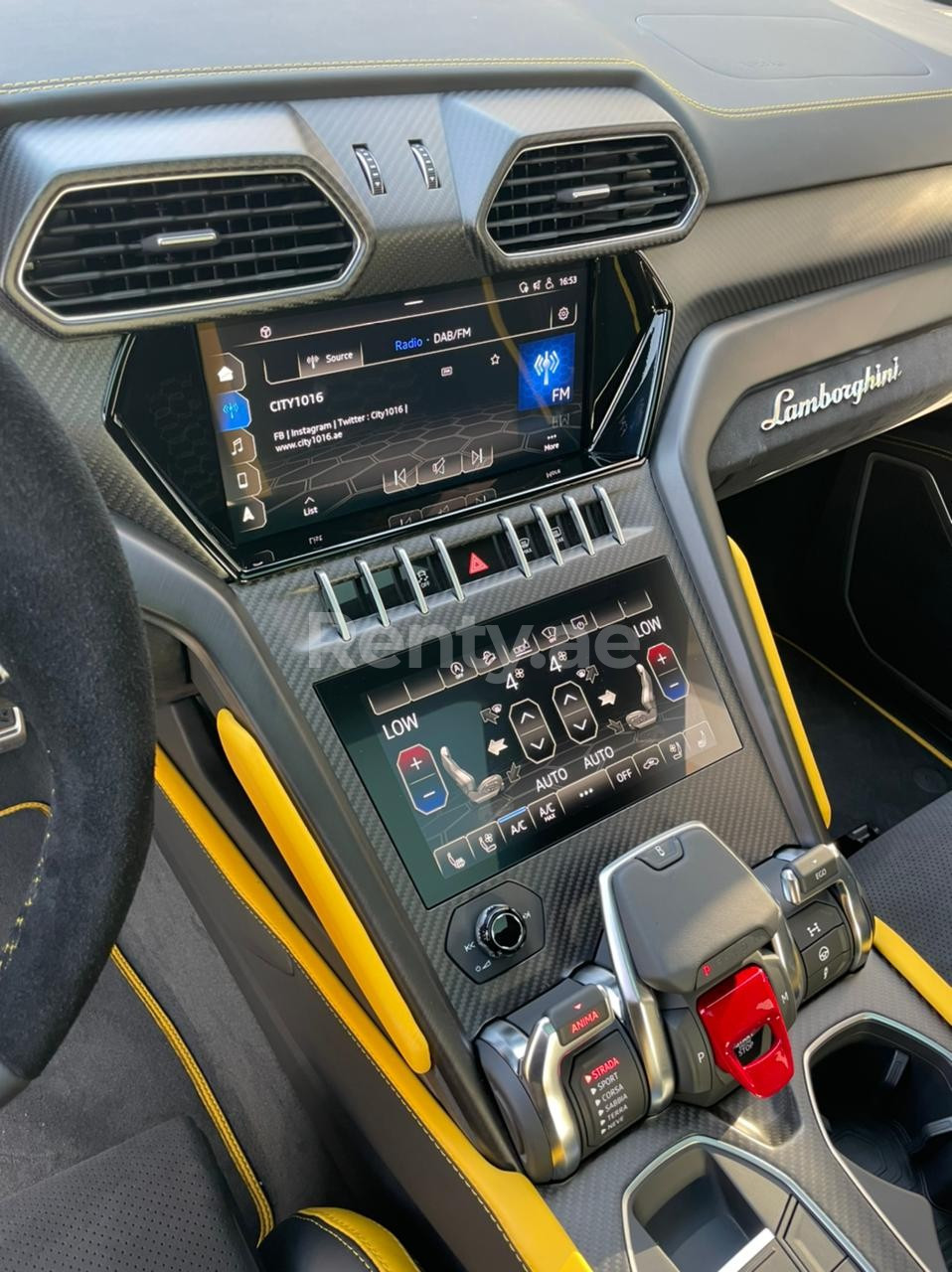 Grigio Lamborghini Urus Capsule in affitto a Dubai 2