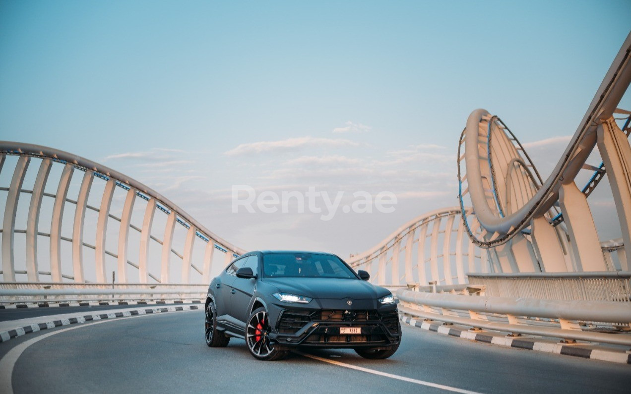 Negro Lamborghini Urus en alquiler en Abu-Dhabi