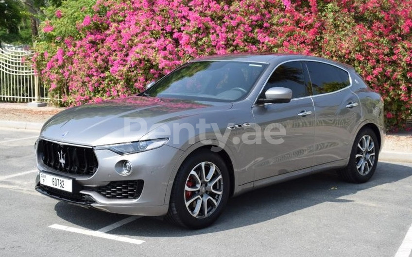 Gris Maserati Levante en alquiler en Sharjah