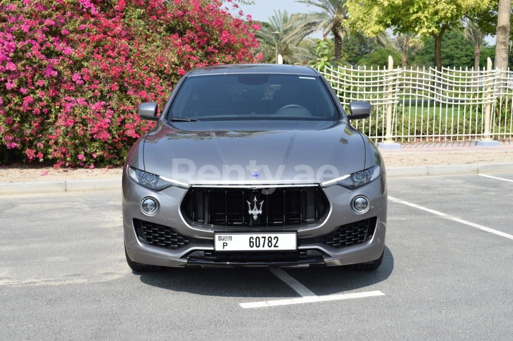 Grau Maserati Levante zur Miete in Dubai 1