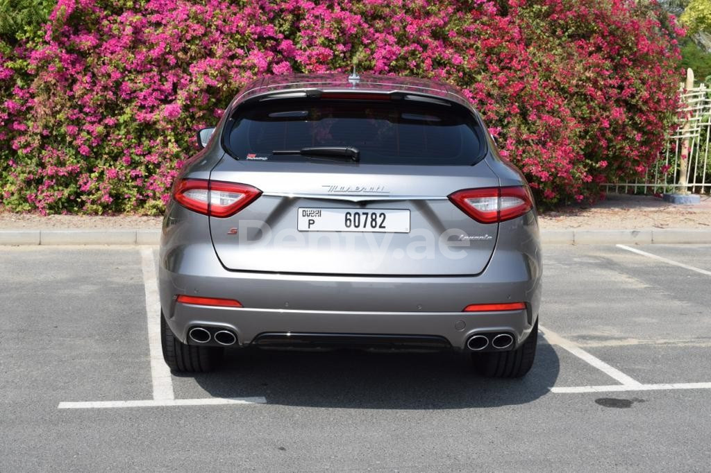 Grigio Maserati Levante in affitto a Abu-Dhabi 2