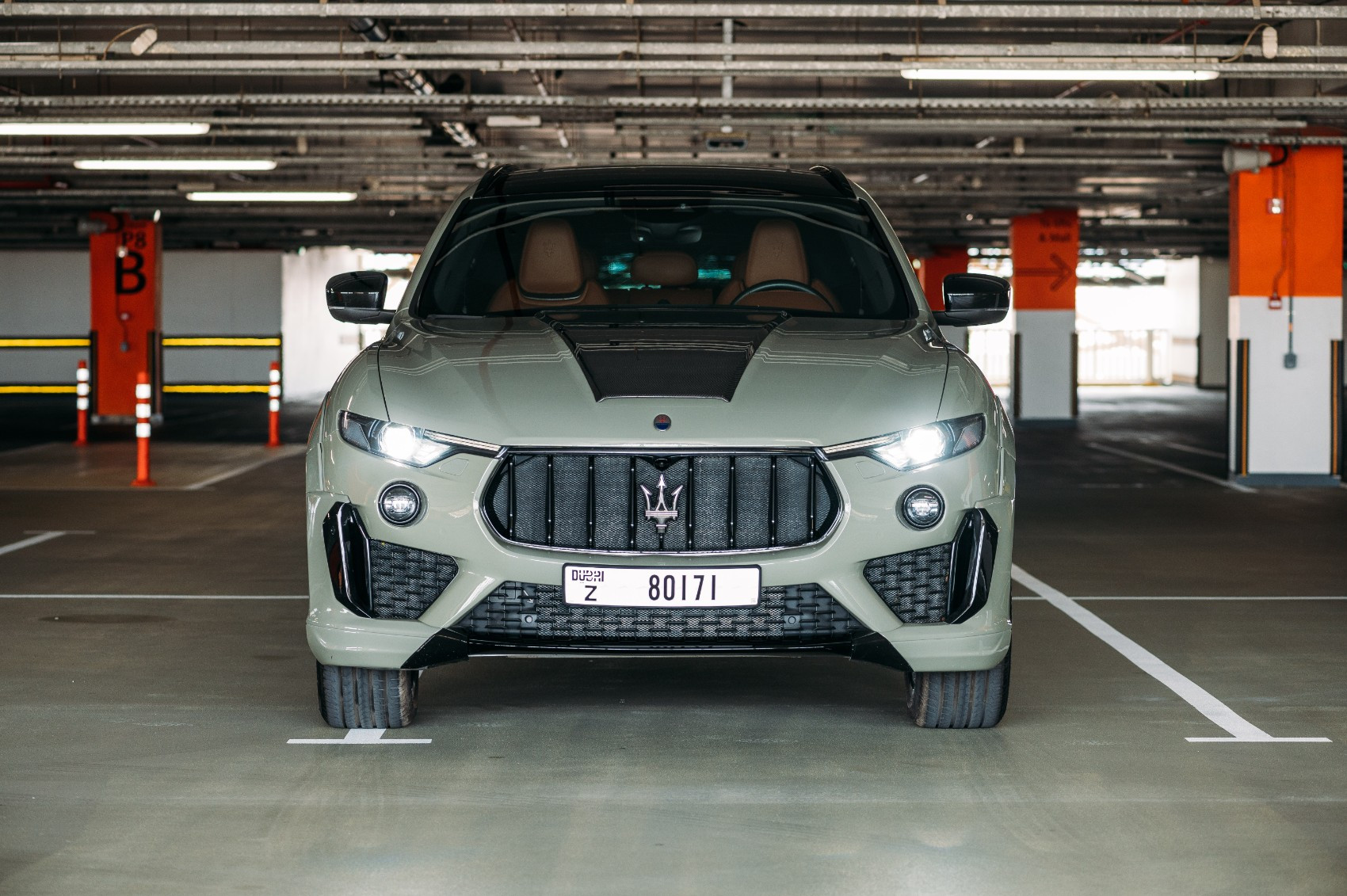 Grigio Maserati Levante in affitto a Sharjah 0