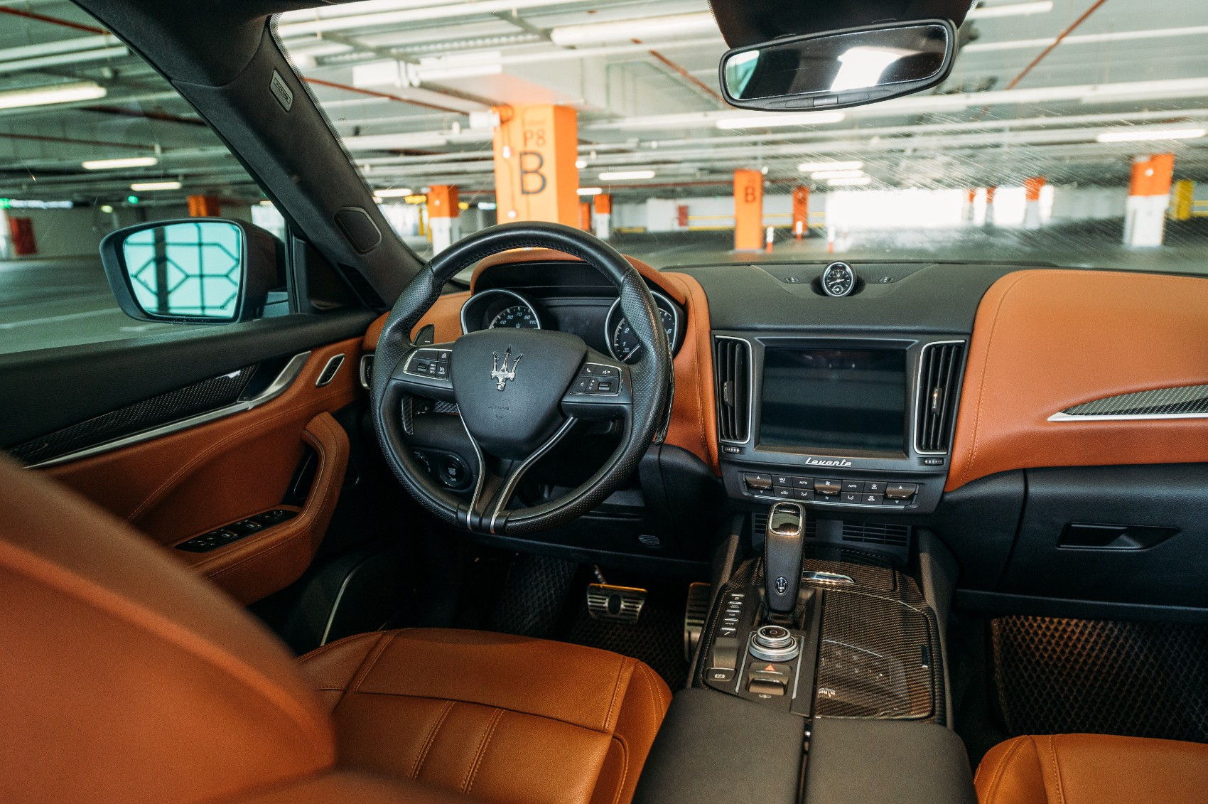 Grigio Maserati Levante in affitto a Abu-Dhabi 3