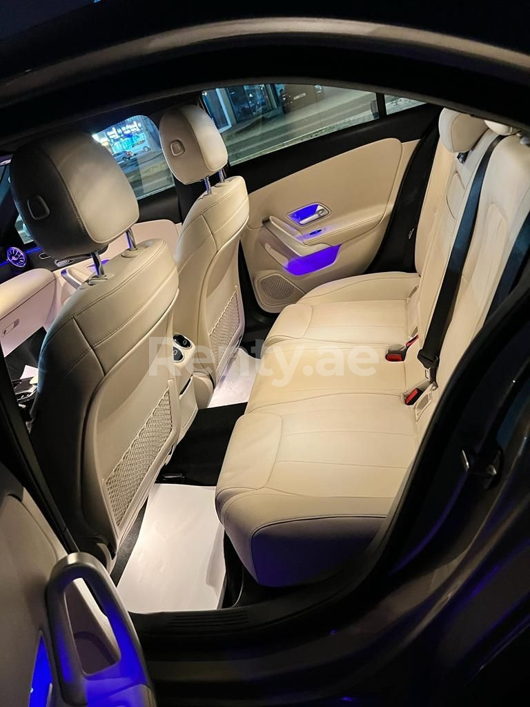 Grigio Mercedes A 220 in affitto a Sharjah 2