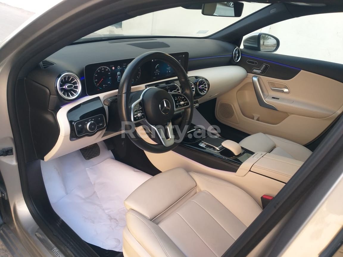 Grise Mercedes A 220 en location à Dubai 3