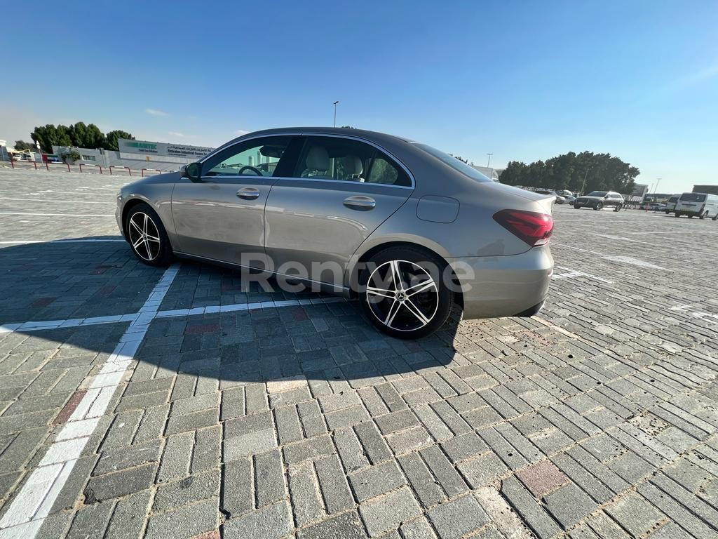 Grau Mercedes A 220 zur Miete in Dubai 9