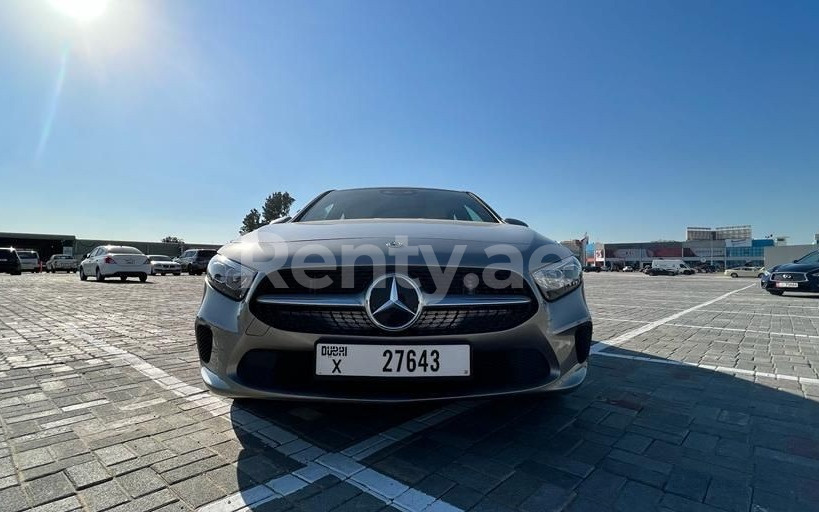 Grigio Mercedes A 220 in affitto a Sharjah