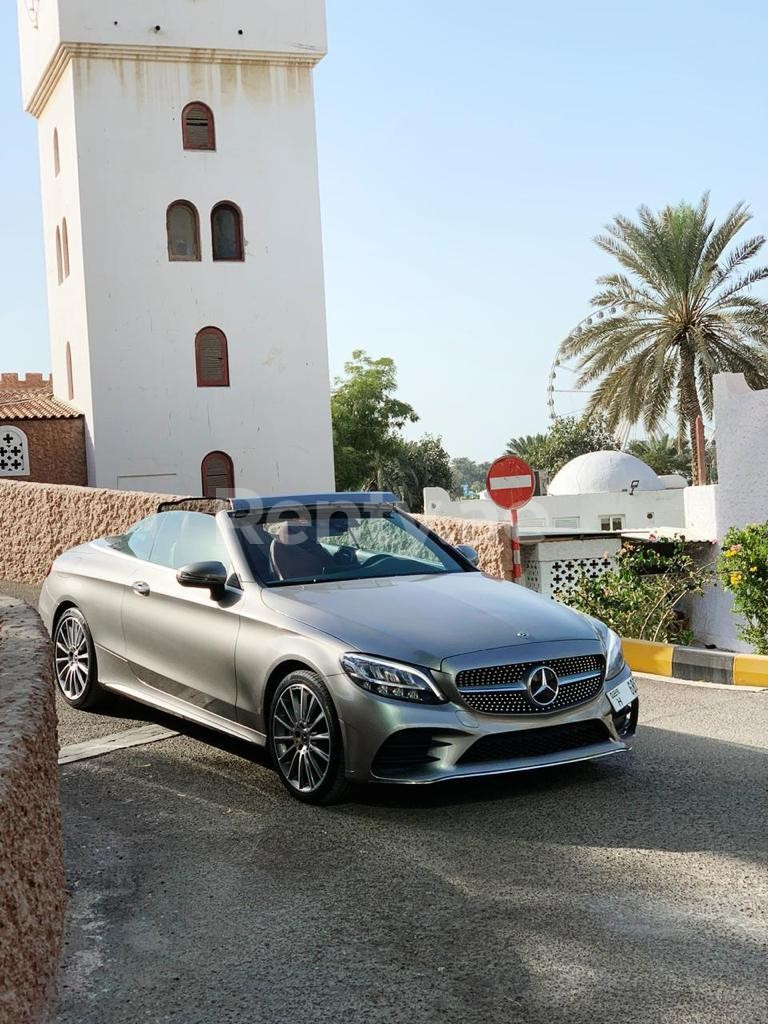 Grise Mercedes C Class en location à Abu-Dhabi 0