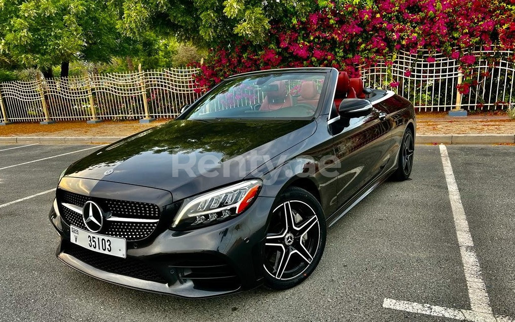 Schwarz Mercedes C300 Convertible zur Miete in Dubai