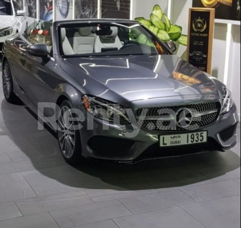 Gris Mercedes C300 Cabriolet en alquiler en Dubai