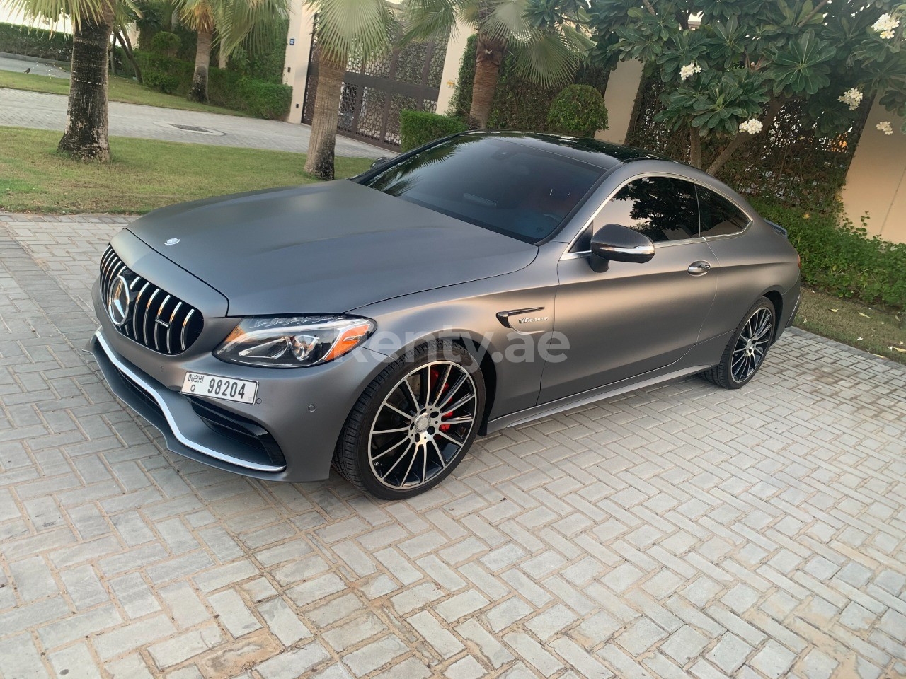 اللون الرمادي Mercedes C300 للإيجار في دبي 4