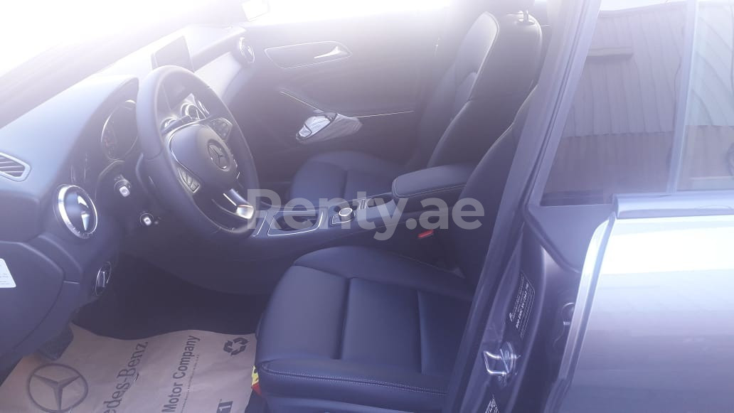 اللون الرمادي Mercedes CLA 200 للإيجار في أبو ظبي 1