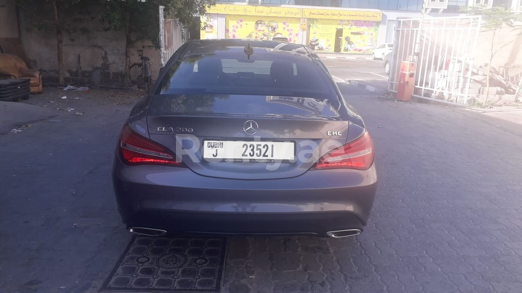 اللون الرمادي Mercedes CLA 200 للإيجار في دبي 2