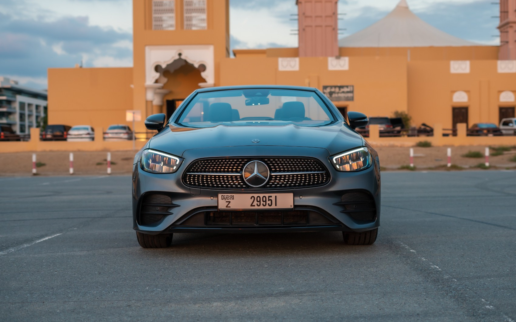 Grigio Scuro Mercedes E200 Cabrio in affitto a Abu-Dhabi 0