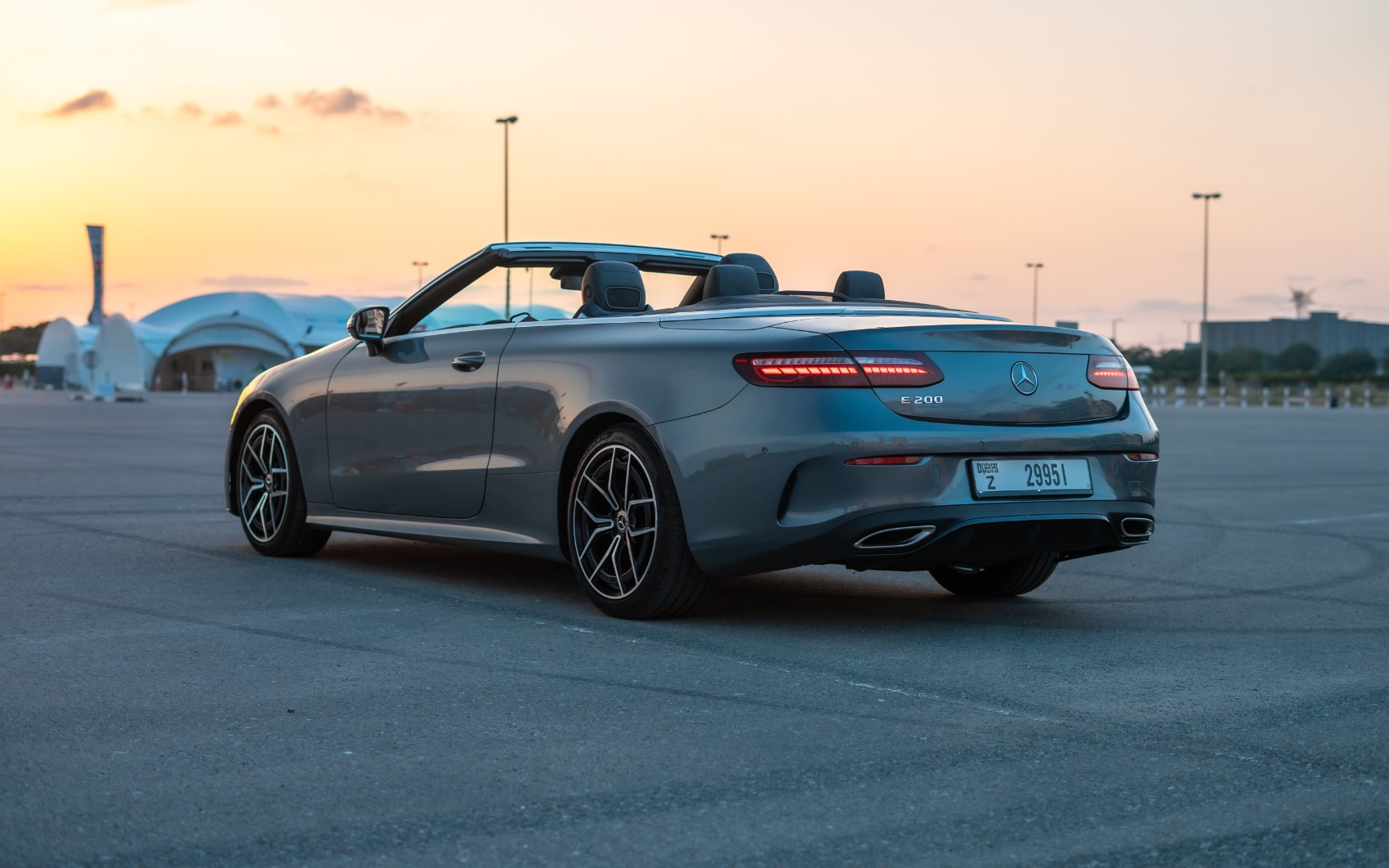 Gris Foncé Mercedes E200 Cabrio en location à Dubai 3