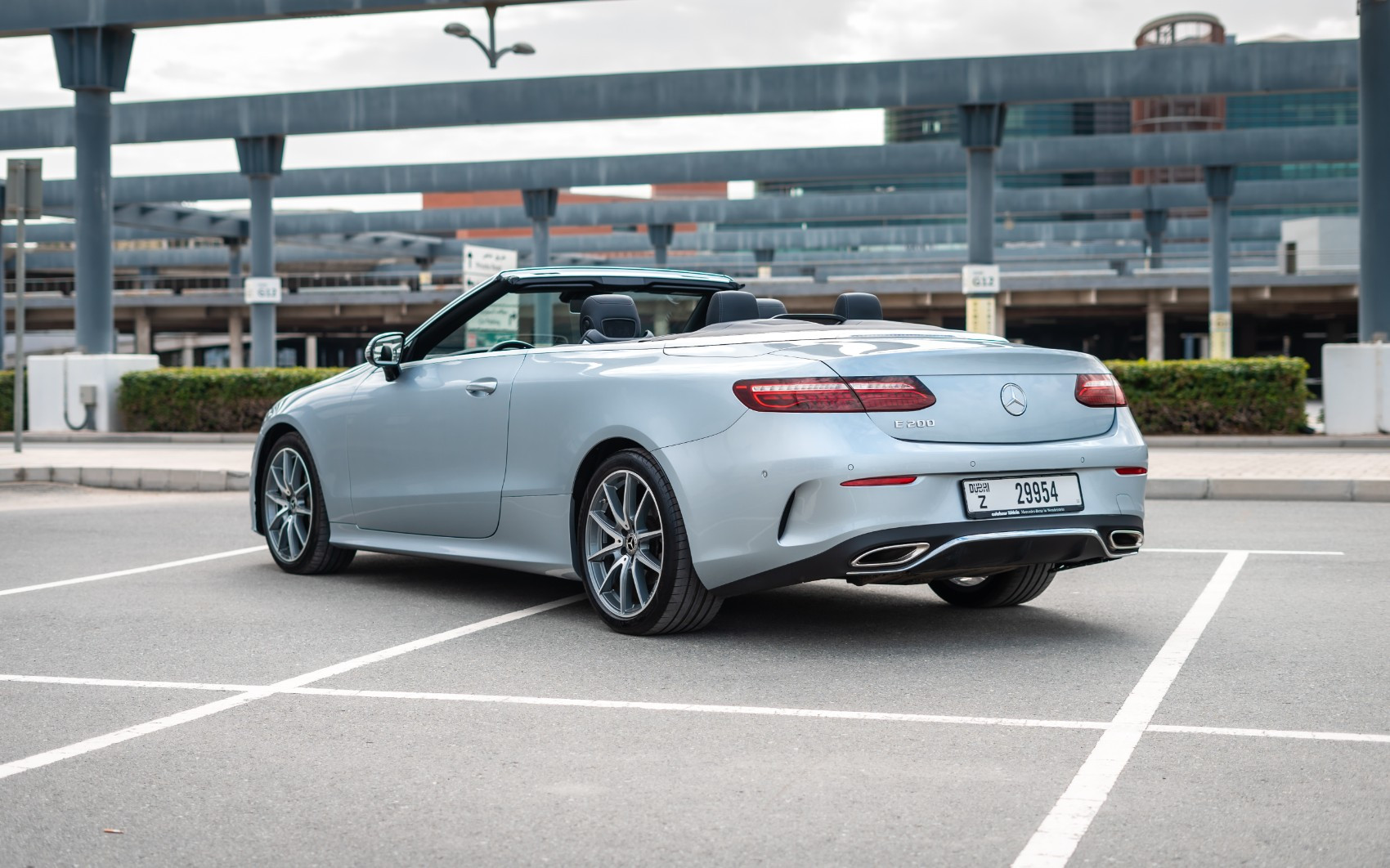 Gris Mercedes E200 Cabrio en alquiler en Dubai 2