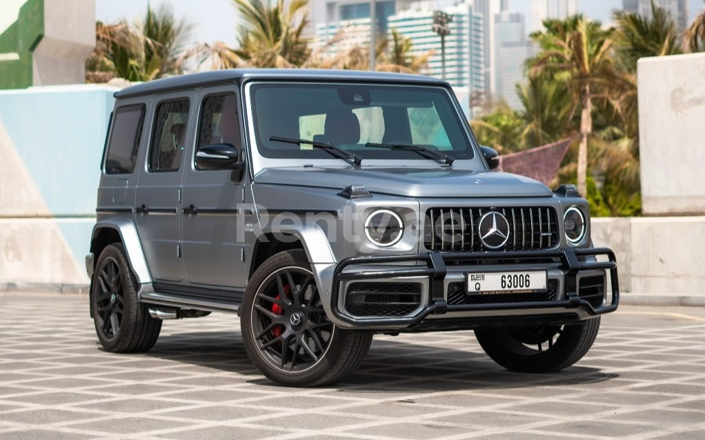 Grau Mercedes G63 AMG zur Miete in Abu-Dhabi