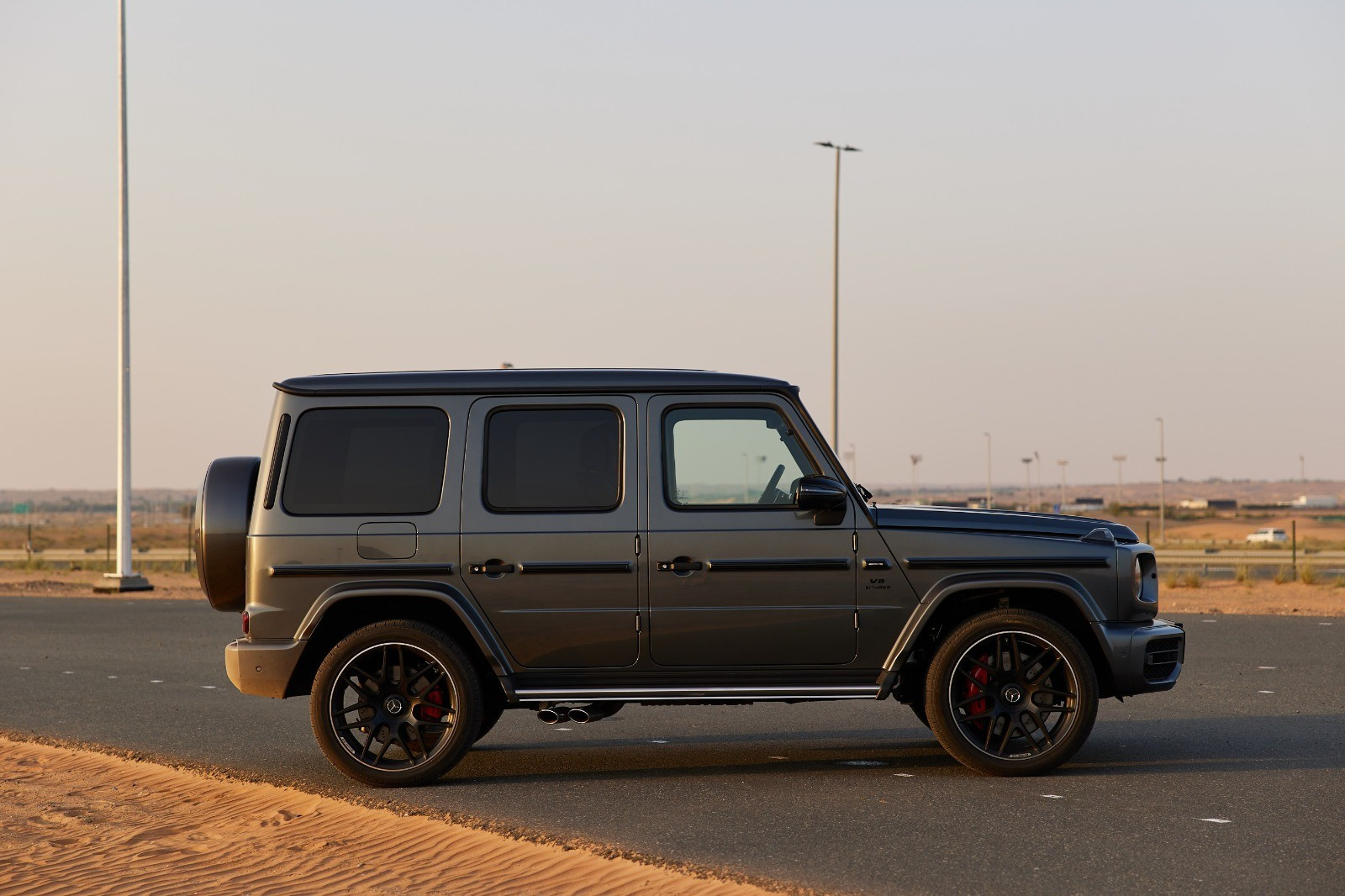 在阿布扎比租赁灰色 Mercedes G63 AMG 1