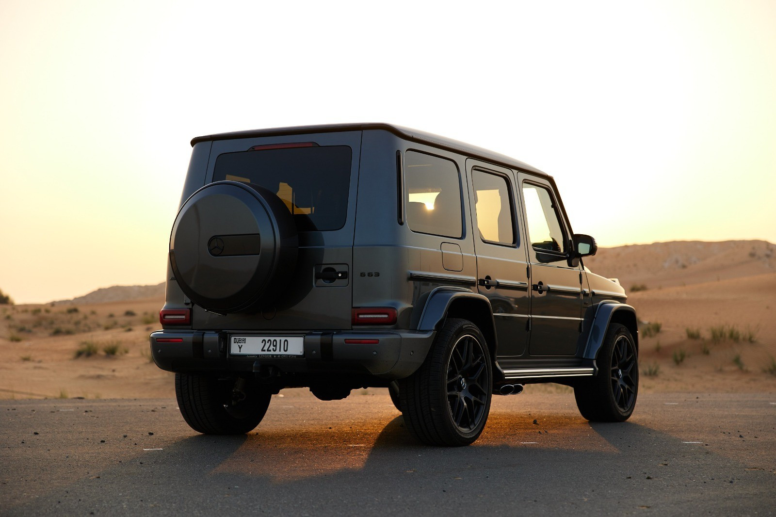 Grau Mercedes G63 AMG zur Miete in Sharjah 2