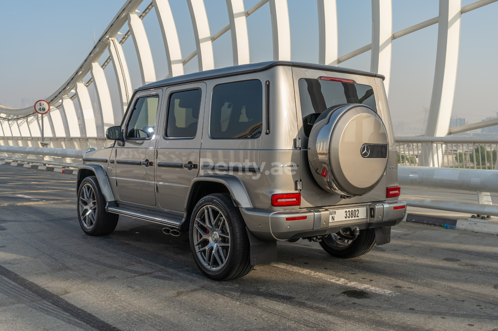 Gris Mercedes G63 AMG en alquiler en Dubai 1