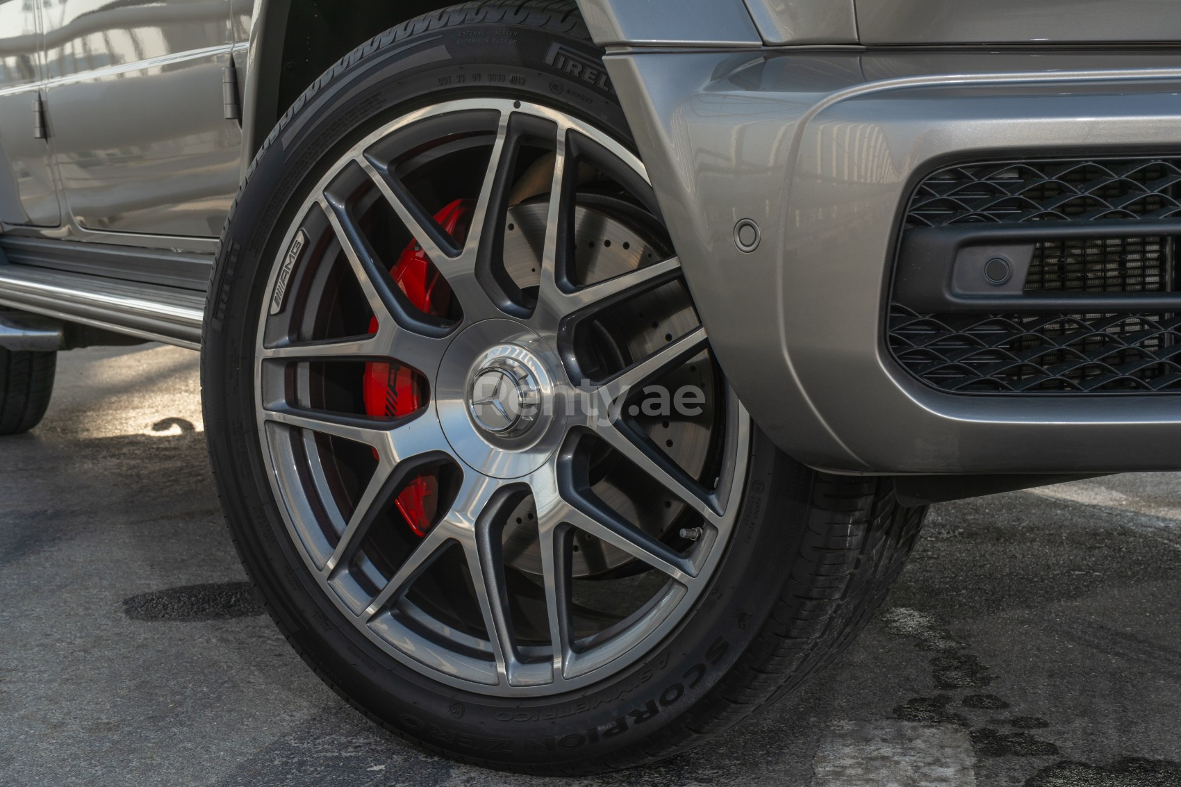 Grigio Mercedes G63 AMG in affitto a Sharjah 2