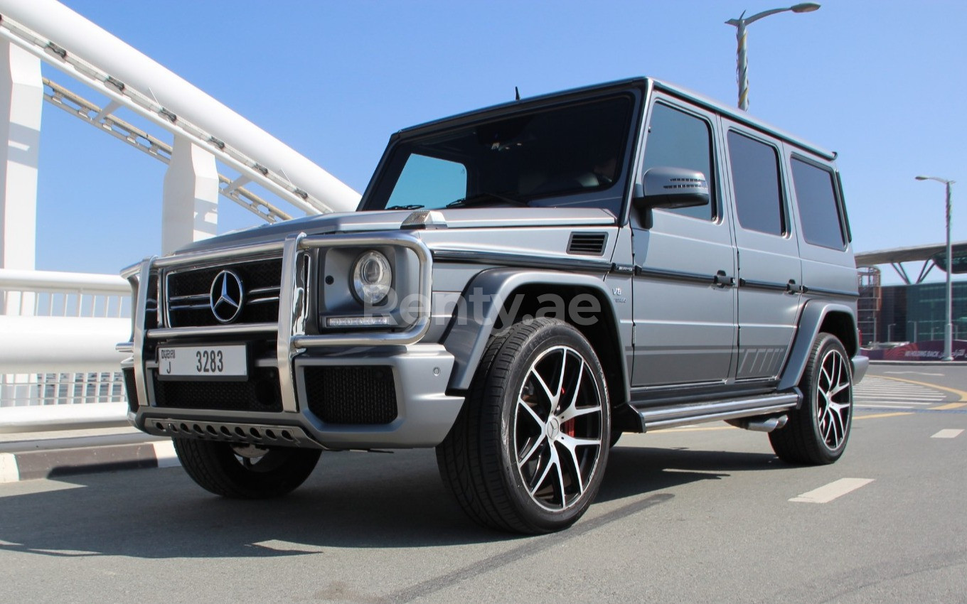 Grau Mercedes G63 zur Miete in Sharjah