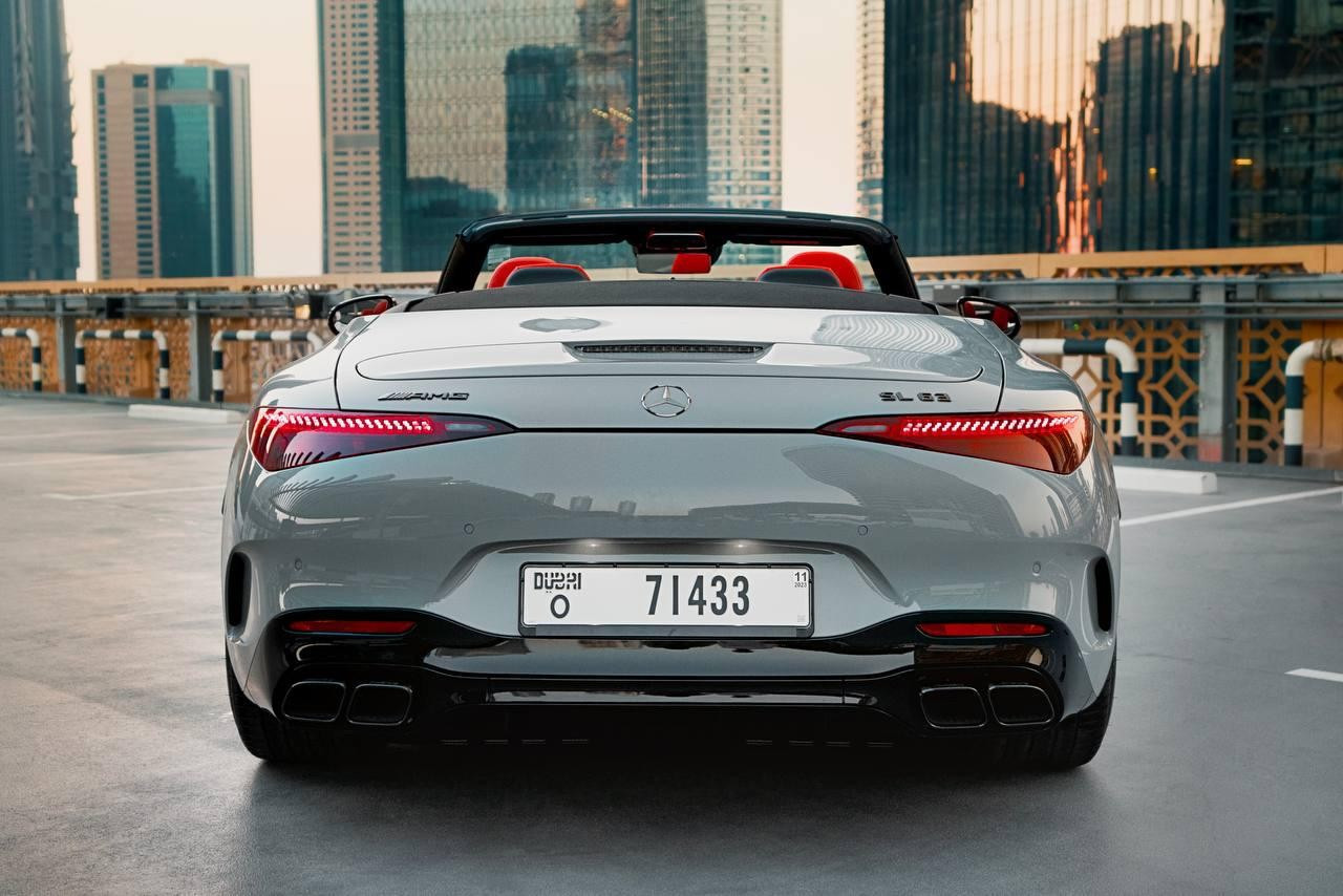 Grigio Mercedes SL63 AMG in affitto a Dubai 2