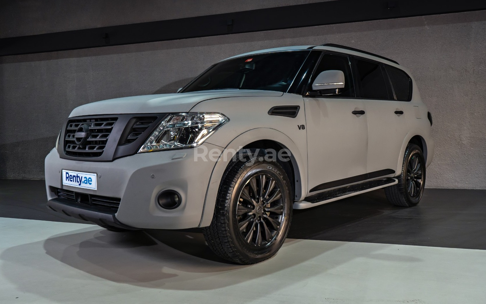 Grau Nissan Patrol V8 zur Miete in Abu-Dhabi