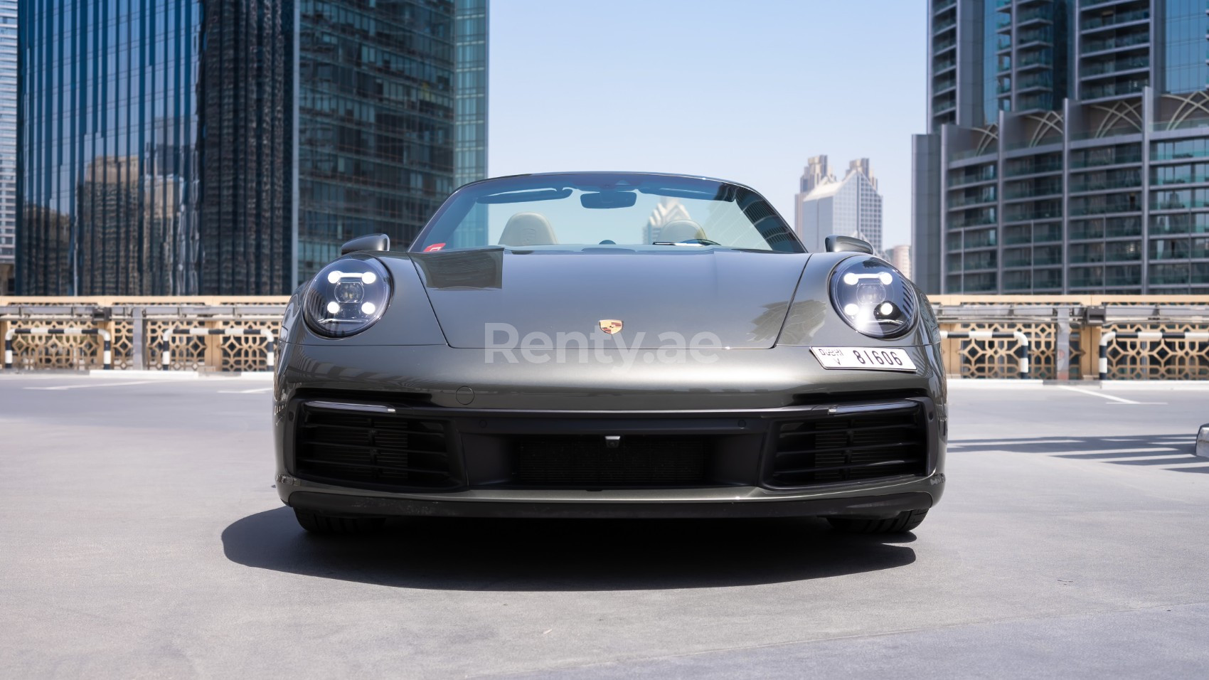 Gris Porsche 911 Carrera Cabrio en alquiler en Dubai 0