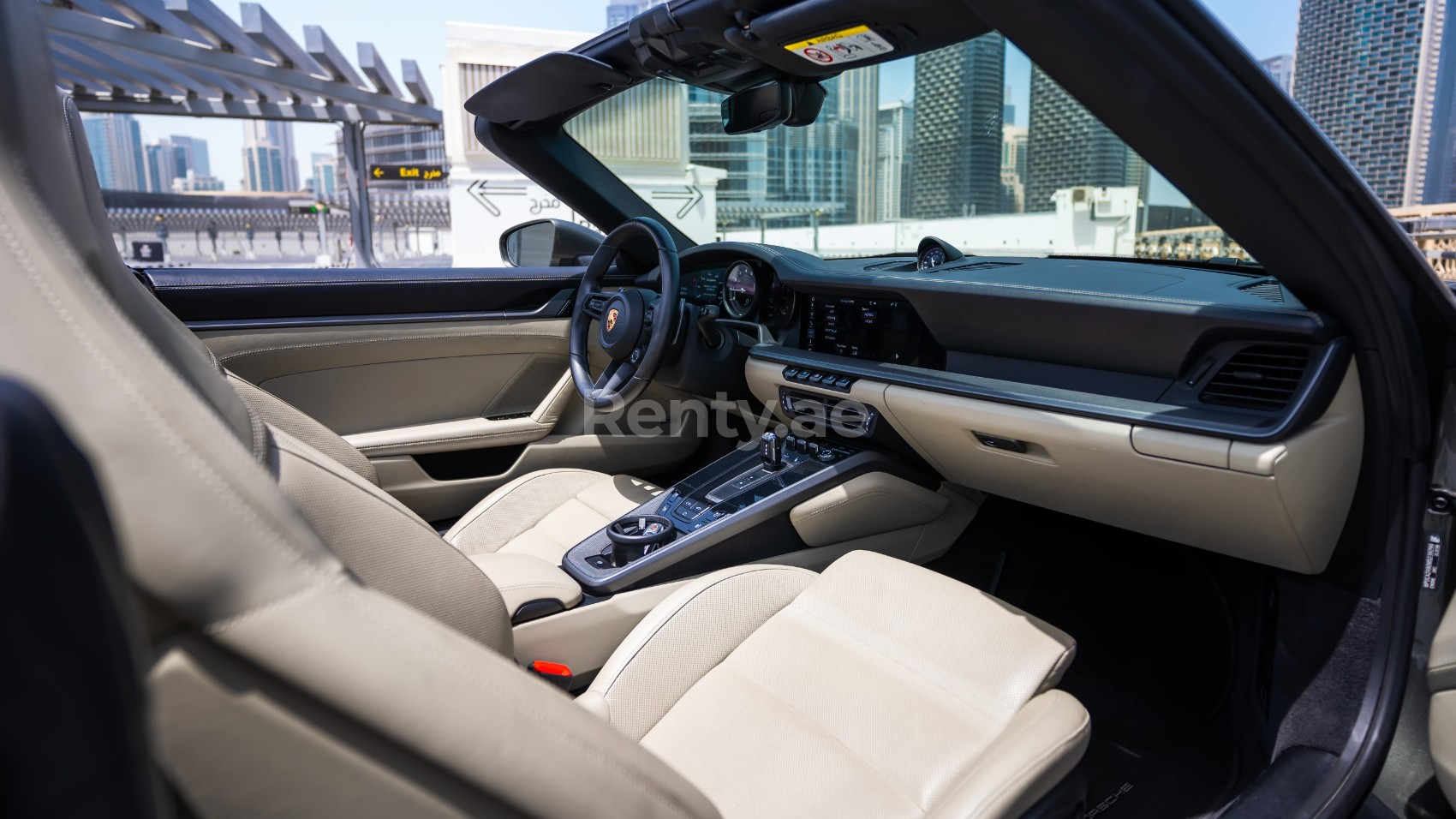 Grigio Porsche 911 Carrera Cabrio in affitto a Sharjah 3