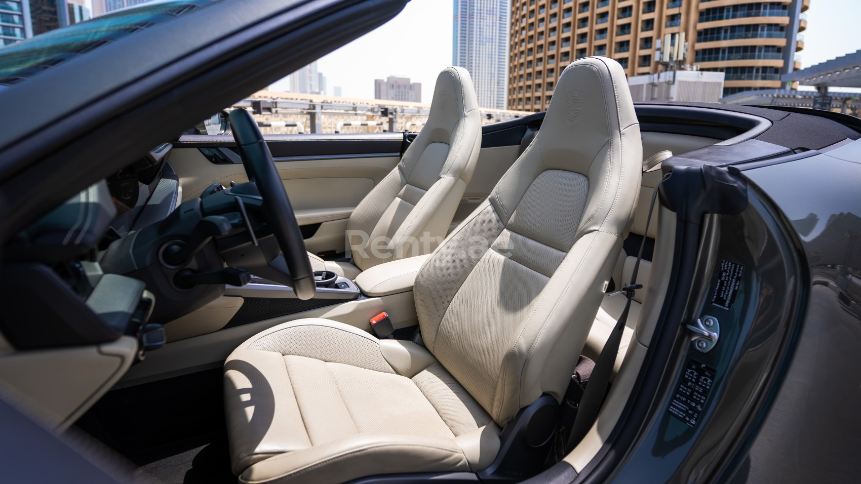 Grigio Porsche 911 Carrera Cabrio in affitto a Sharjah 5