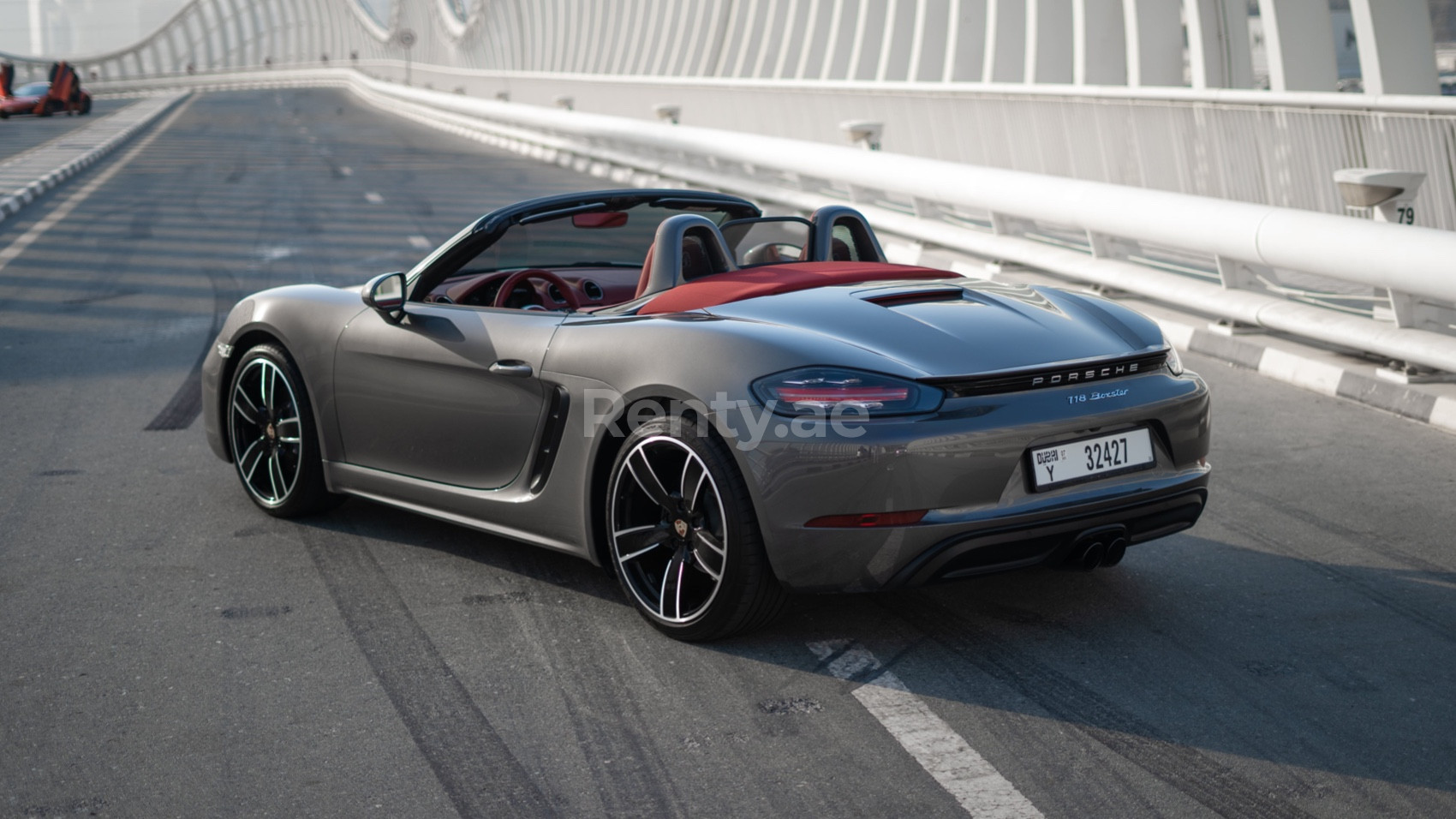 Grigio Porsche Boxster in affitto a Sharjah 2