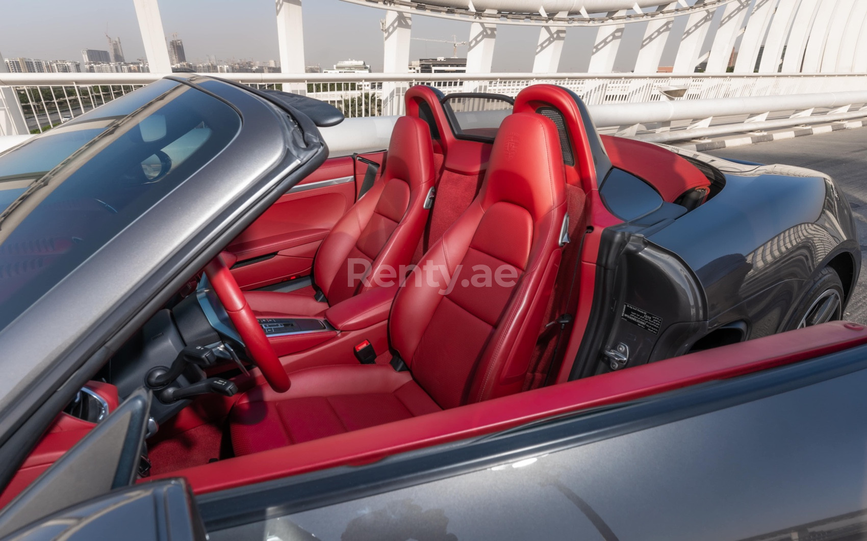 اللون الرمادي Porsche Boxster للإيجار في دبي 5