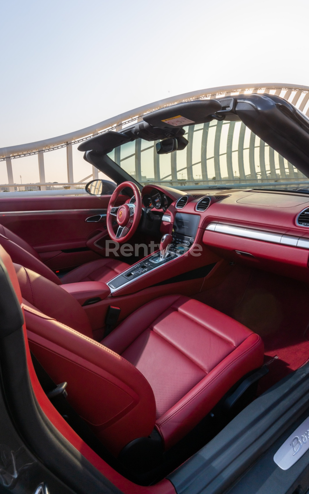 Grise Porsche Boxster en location à Abu-Dhabi 6