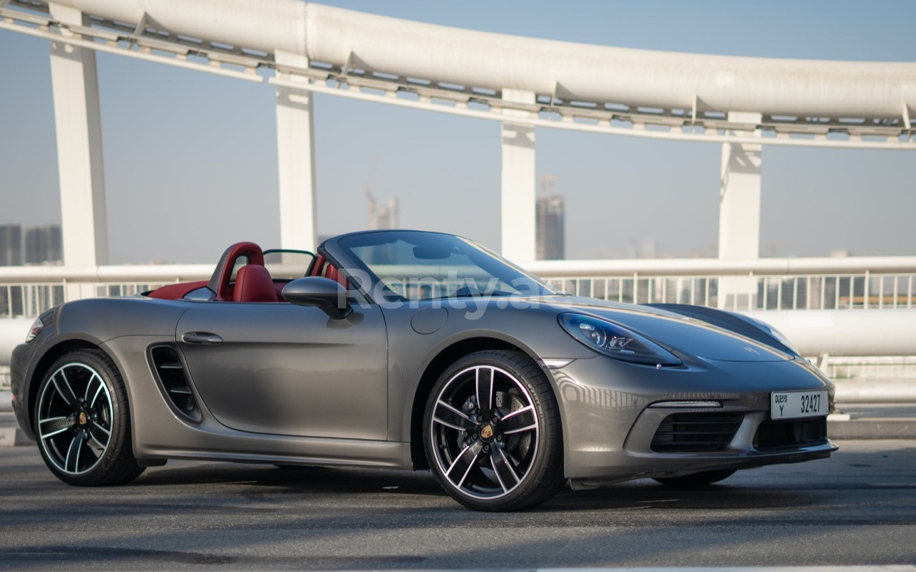 Grigio Porsche Boxster in affitto a Sharjah