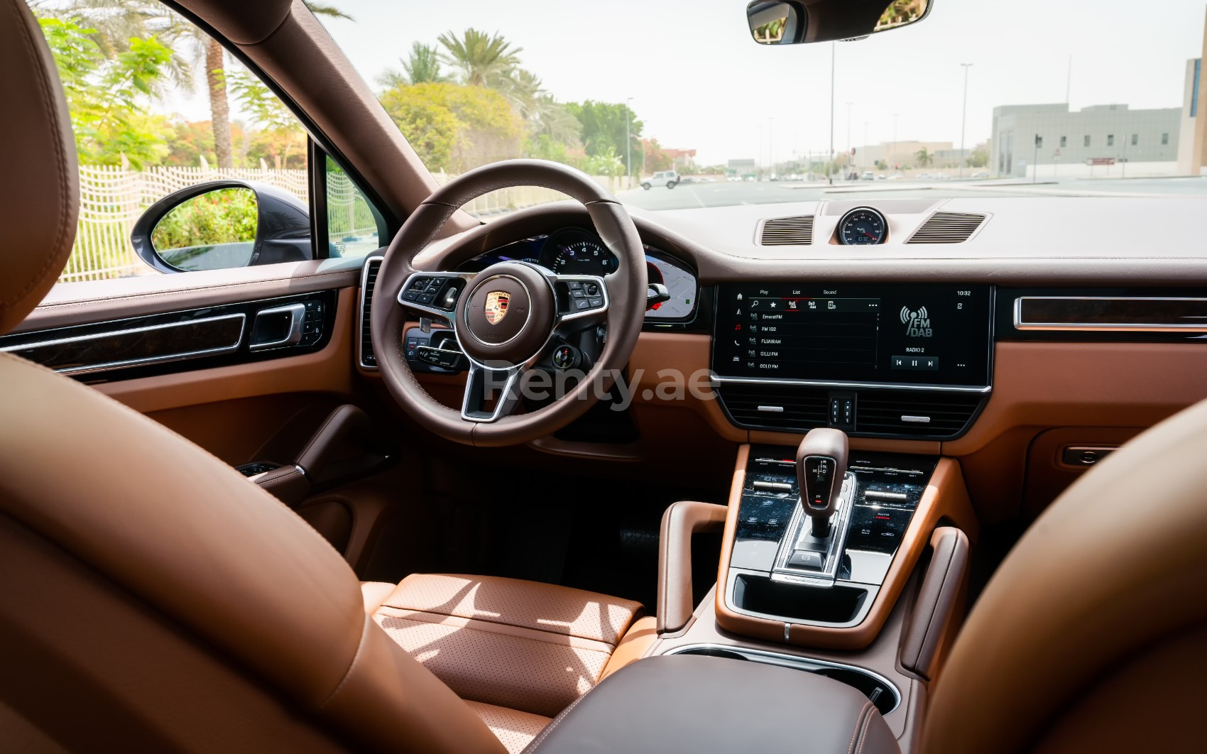 Grau Porsche Cayenne coupe zur Miete in Sharjah 2