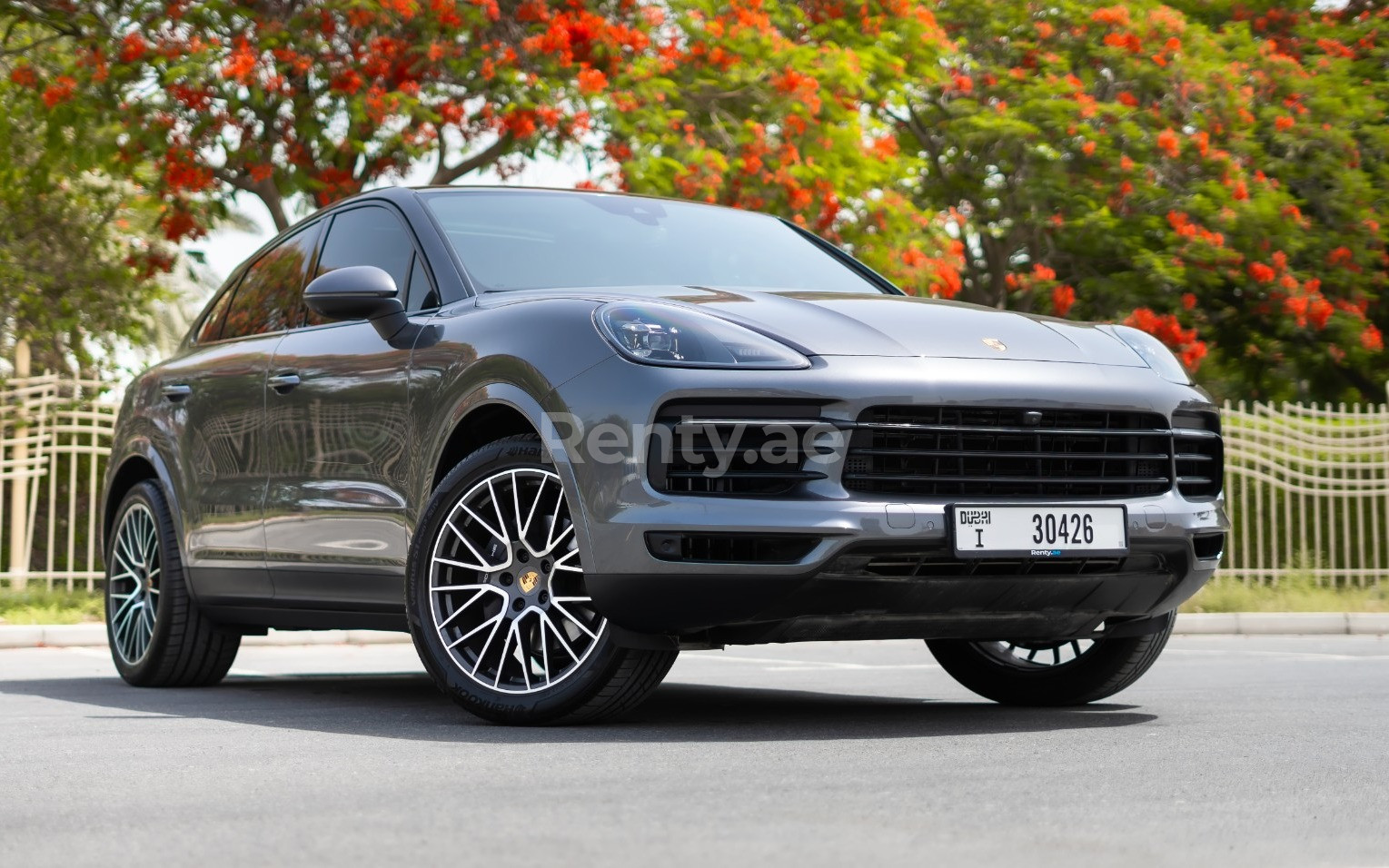 Grigio Porsche Cayenne coupe in affitto a Abu-Dhabi