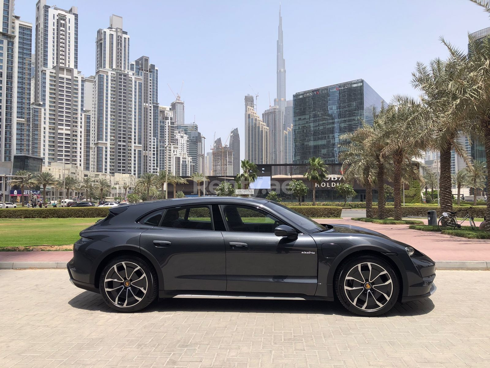 Grigio Porsche Taycan in affitto a Dubai 1