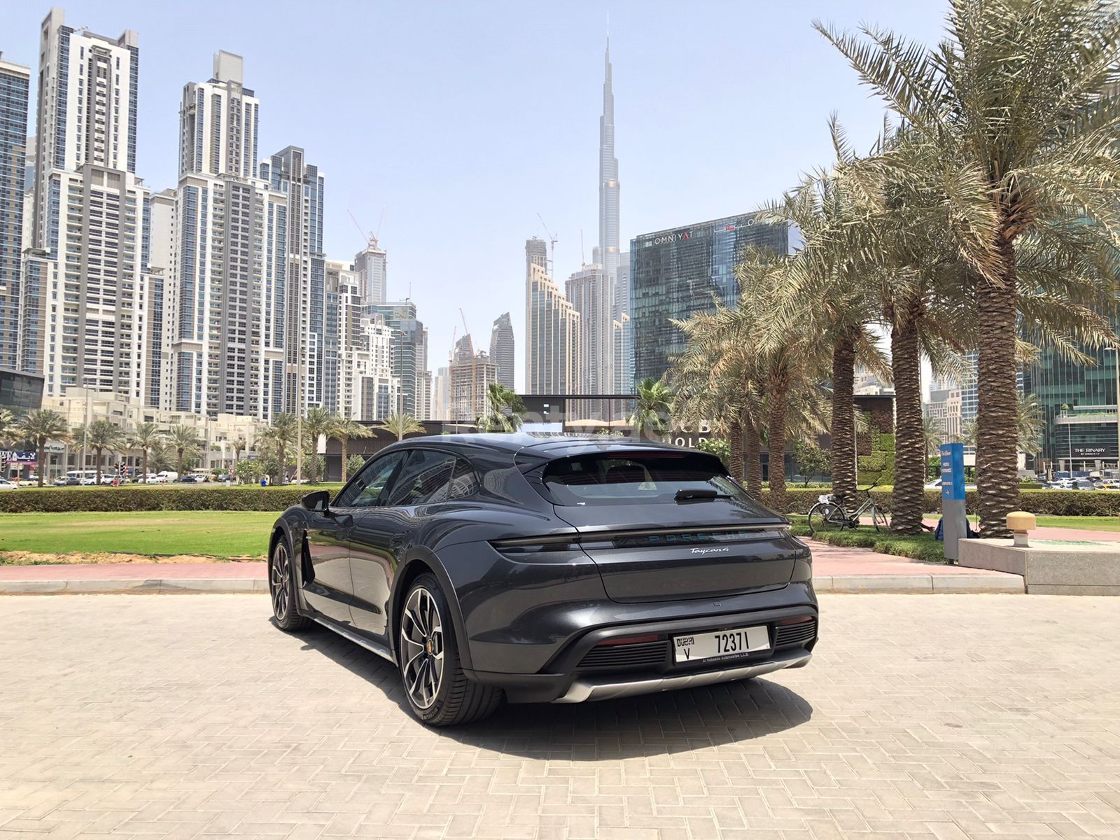 Gris Porsche Taycan en alquiler en Dubai 3