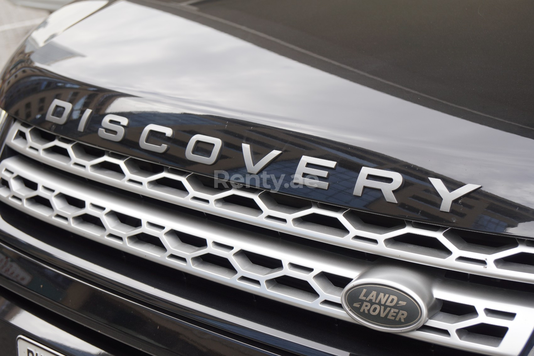 在阿布扎比租赁灰色 Range Rover Discovery 2