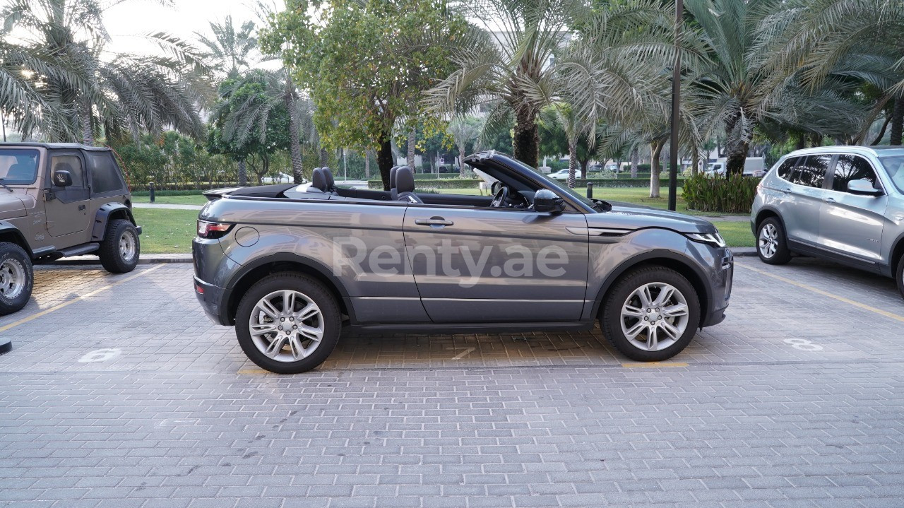 Grise Range Rover Evoque en location à Abu-Dhabi 3