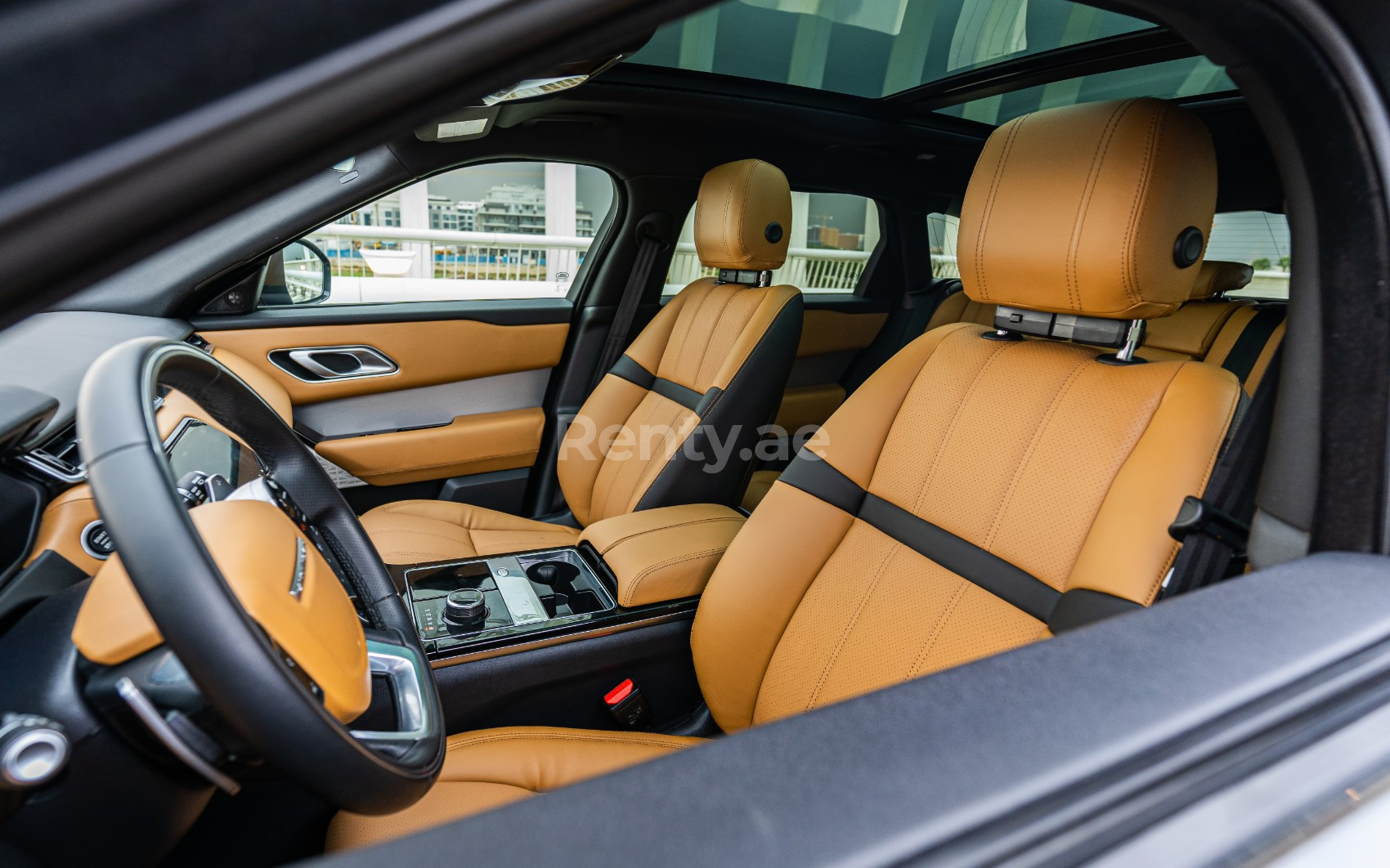 Grigio Range Rover Velar in affitto a Dubai 2