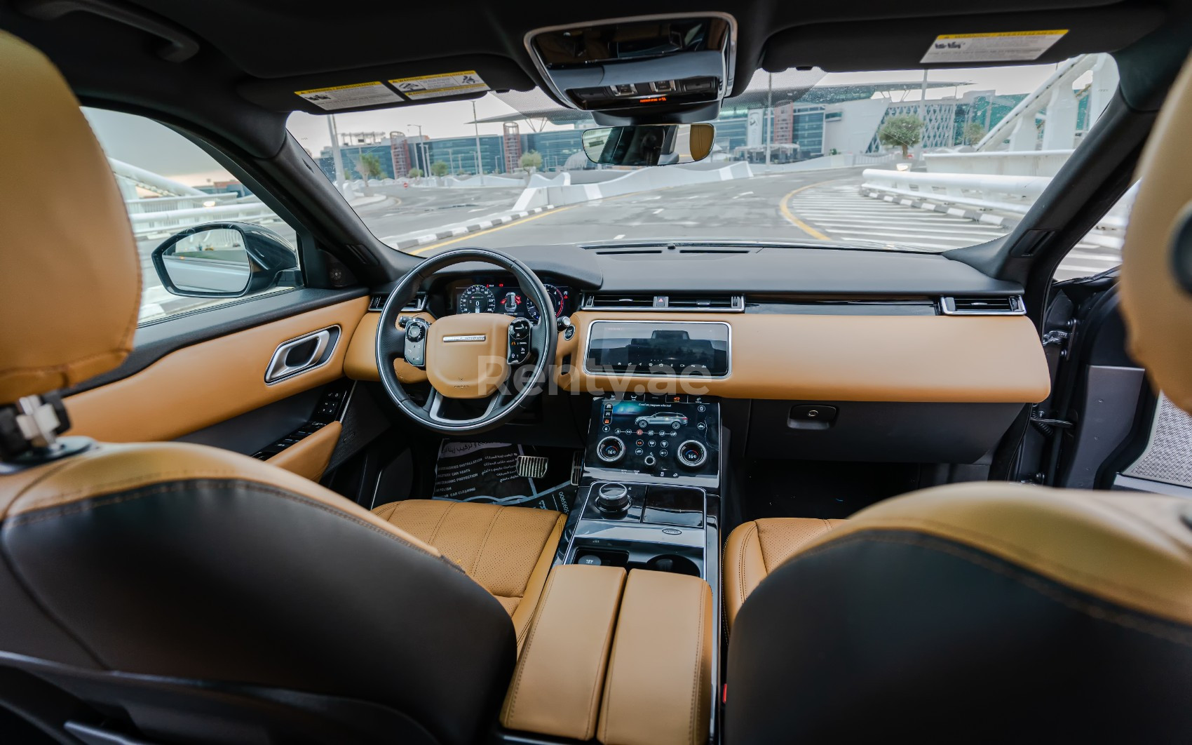 Grigio Range Rover Velar in affitto a Dubai 3