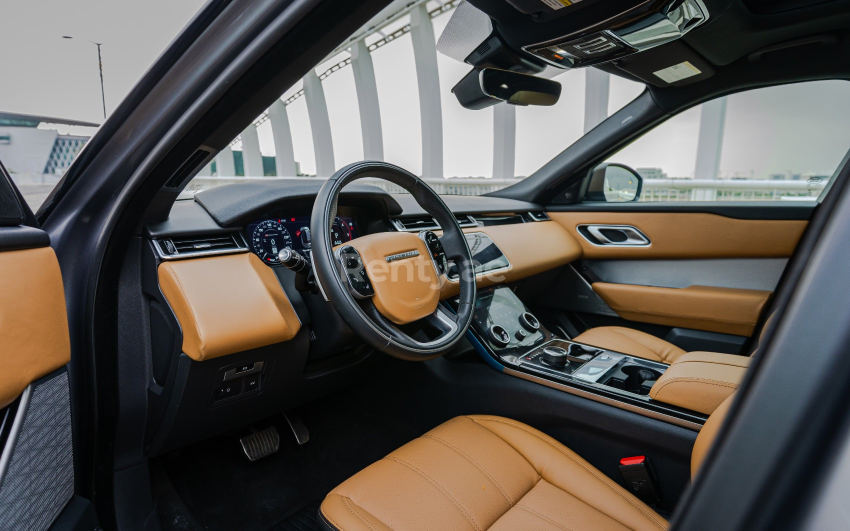 Grigio Range Rover Velar in affitto a Abu-Dhabi 4