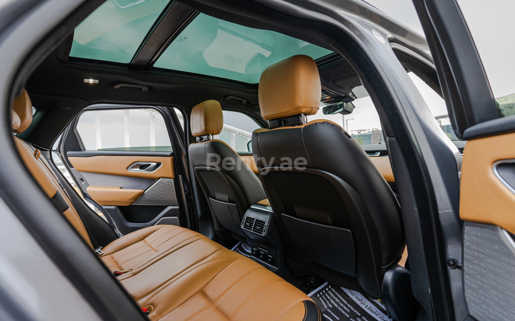 اللون الرمادي Range Rover Velar للإيجار في دبي 6