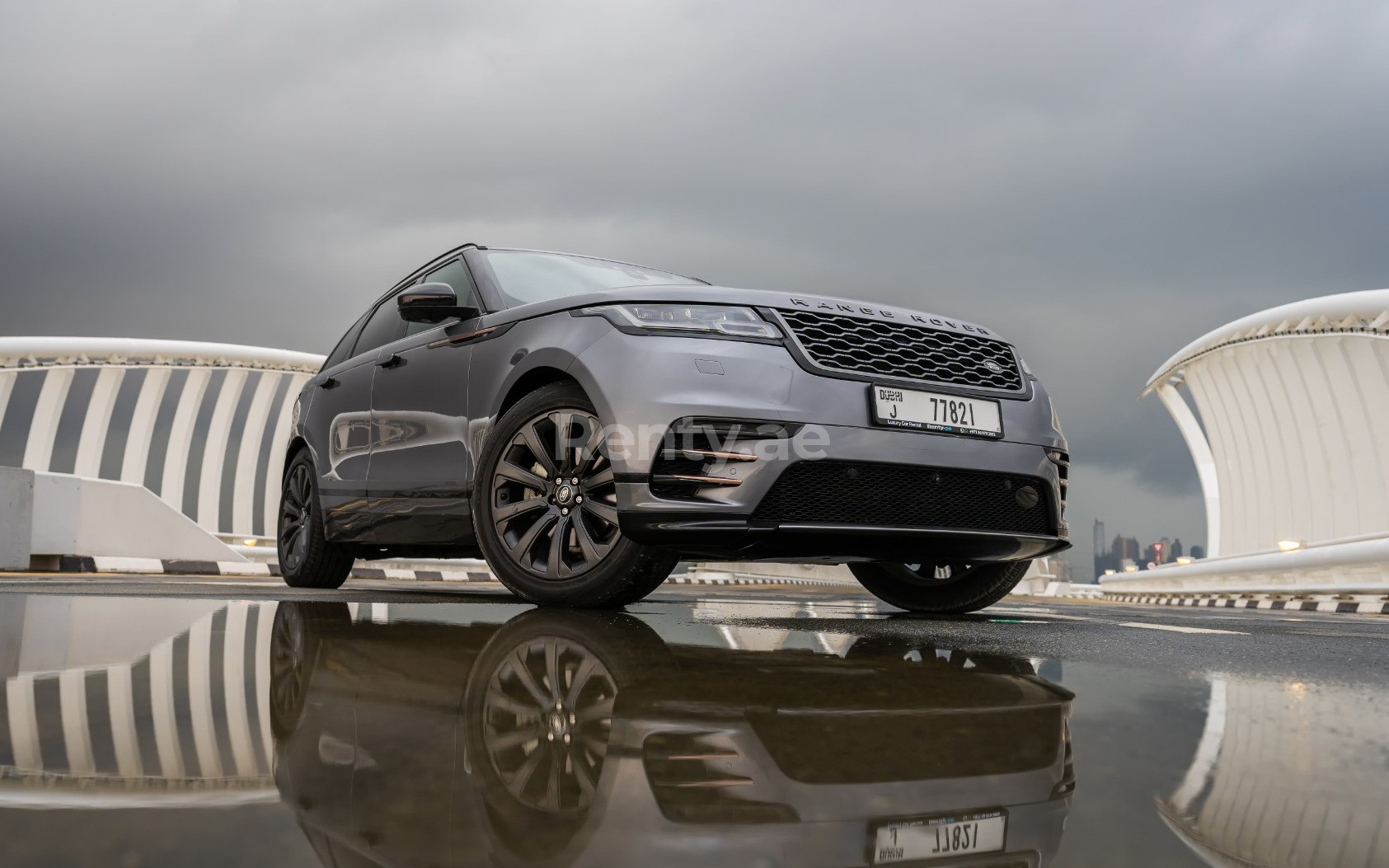 Grau Range Rover Velar zur Miete in Abu-Dhabi